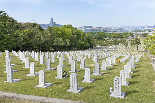 Veterans of the Republic of Korea-Sunny Days and Monument to the Memorial Hall