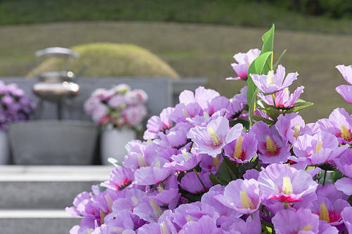 Patriotic Patriotism - The flower of artificial flowers placed in front of the tomb