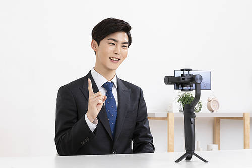 Days of job-seeking students - job-seeking students in suits having an untact interview with a smartphone