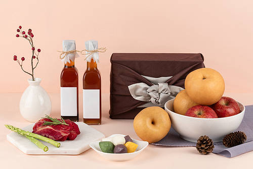 Holiday gift set_Apple and pear fruits, Chuseok related supplies, songpyeon, meat asparagus, and gift wrapped in a furoshiki Front image photo