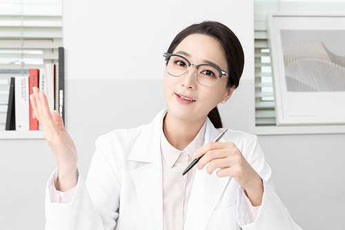 Image of a psychiatrist and female doctor explaining