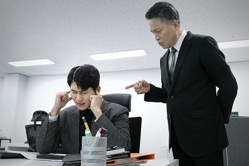 Two men _ A photo of being scolded for work attitude