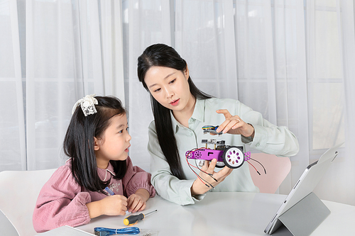 Mother and daughter_Picture of assembling coding by yourself
