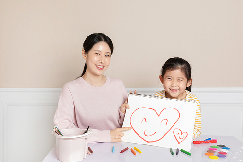 Mother and daughter_Photo holding a sketchbook with hearts