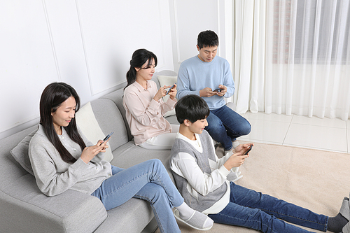 My family_image of family focusing on each cell phone