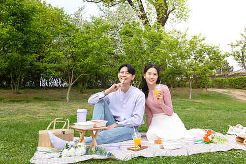 Couple Picnic_Picture image of lovers drinking water