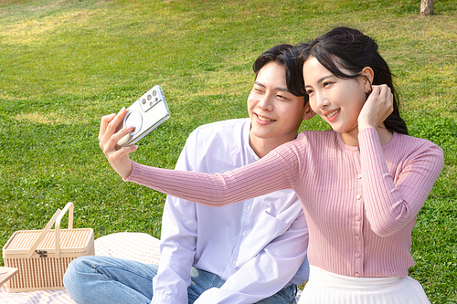 Couple Picnic_Couple taking a selfie photo image
