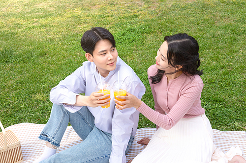 Couple Picnic_Picture image of lovers drinking water
