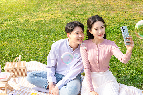 Couple Picnic_Photo image of lovers taking selfies