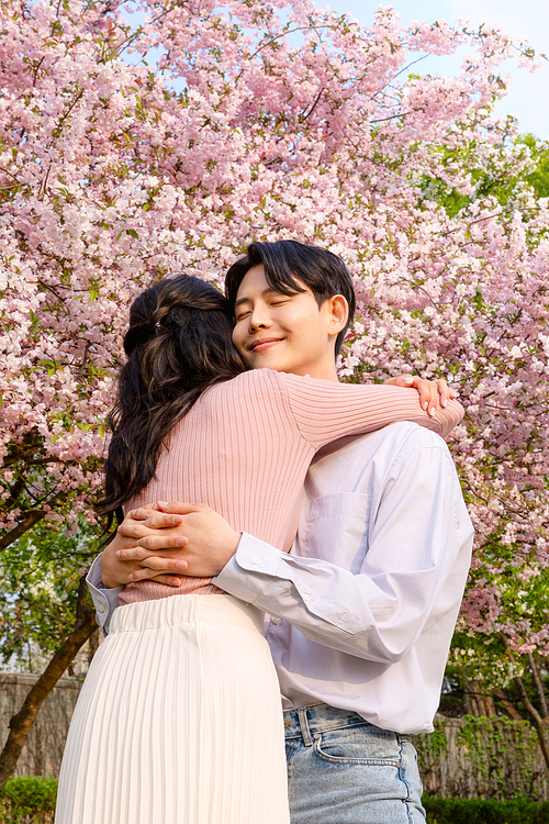 Spring couple_Hugging lovers photo image