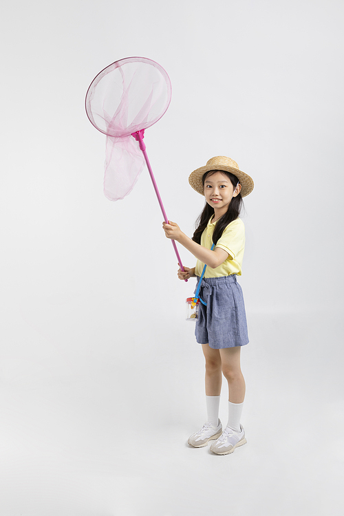 Child_Photo image of holding a net