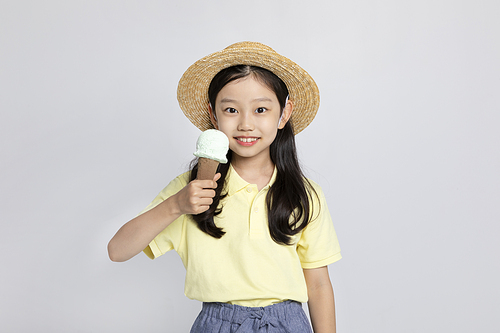 Photo image of children_holding ice cream