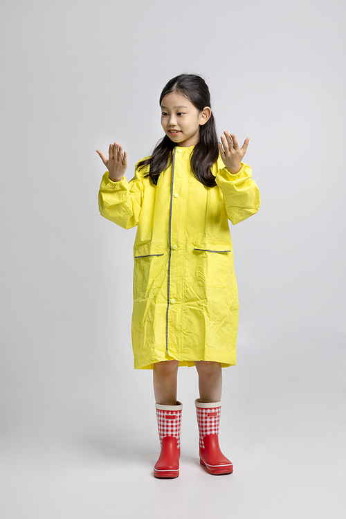 Child_Photo image of wearing a raincoat and watching the falling rain