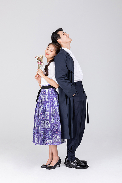 Chuseok Shopping_Photo image of holding flowers and back to back