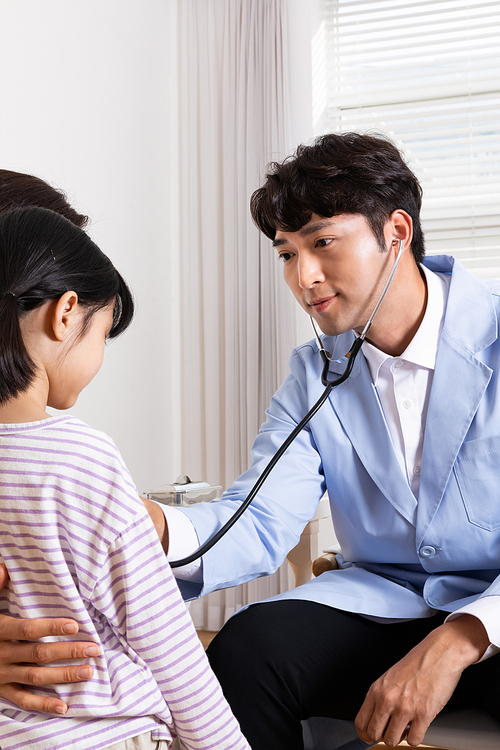 Children's Medical_Photo image of children undergoing examination