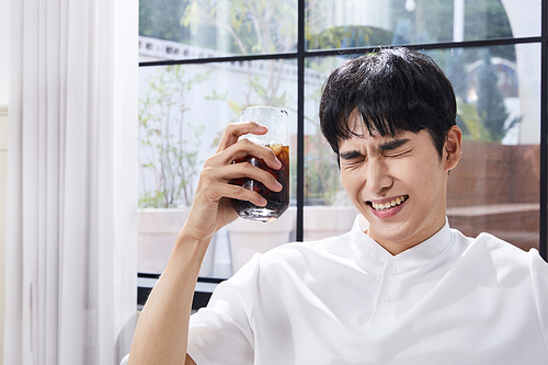 Summer daily life_Photo image of a man drinking iced coffee