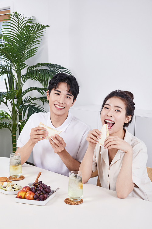 Summer daily life_photo image of men and women eating sandwiches