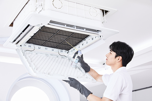 Summer daily life_photo image of a man cleaning the air conditioner