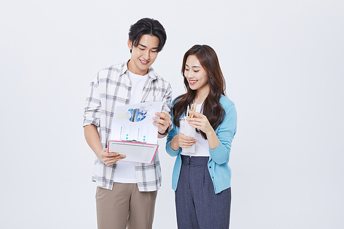 Youth Startup _ A photo image of a man and a woman who talks with a file iron while preparing for a youth startup