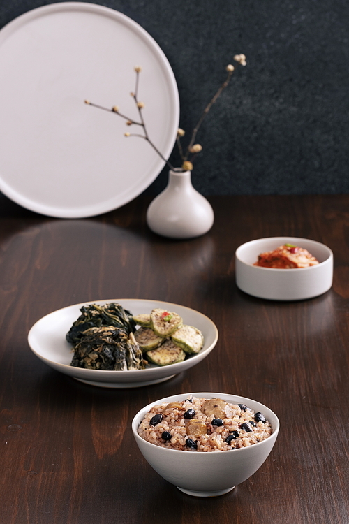 Table with dried vegetables and five-grain rice