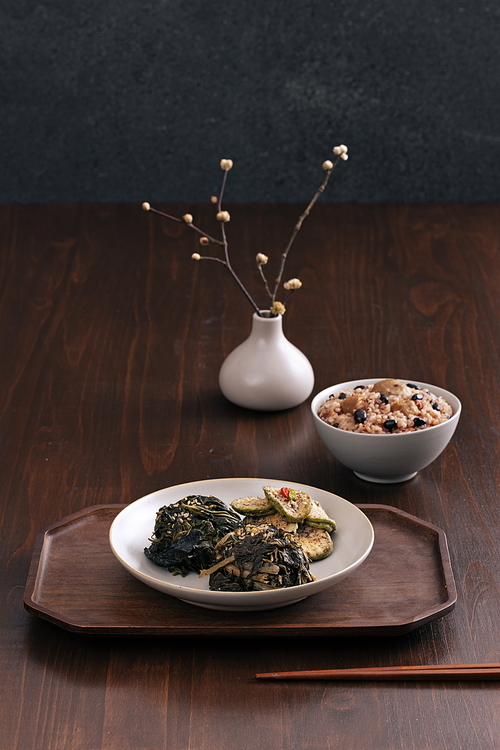 Table with dried vegetables and five-grain rice