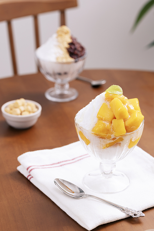 Refreshing mango shaved ice and red bean shaved ice in the summer