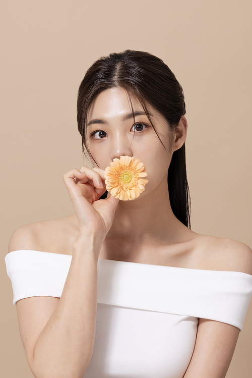 Woman in her 20s holding flowers