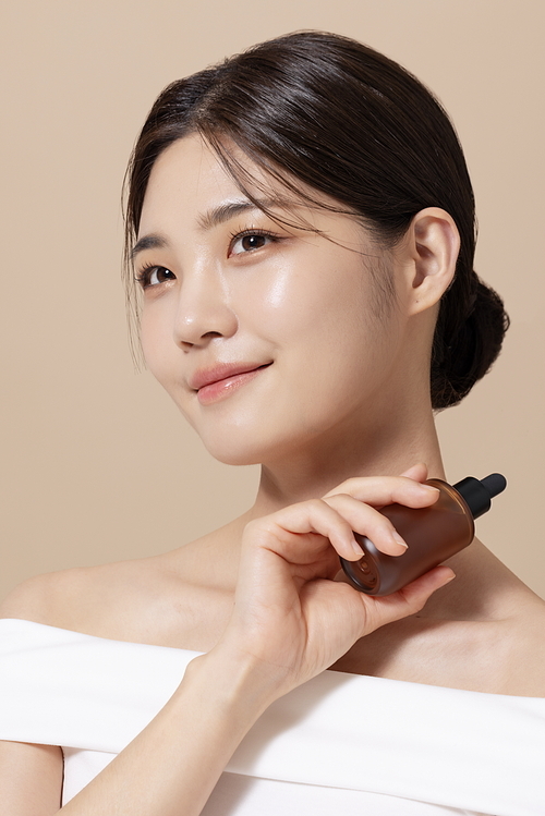 Woman in her 20s holding cosmetics