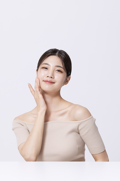 A pretty woman in her 20s posing using her hands