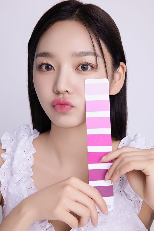 A woman in her 20s posing with a personal color palette