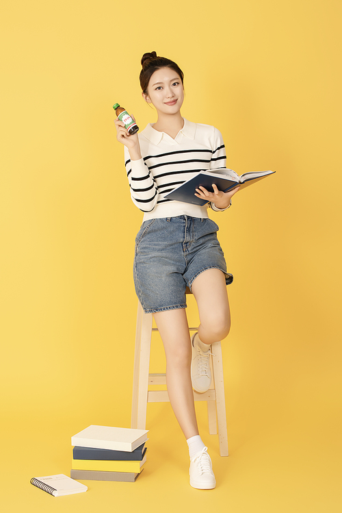 A college student wearing casual clothes and reading