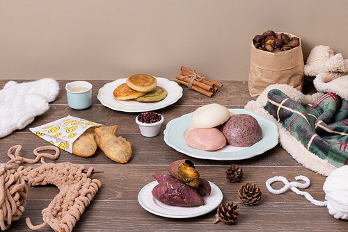 Various types of delicious winter snacks such as sweet potato, bungeoppang, hotteok, pancake, chestnut, etc.