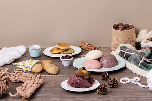 Various types of delicious winter snacks such as sweet potato, bungeoppang, hotteok, pancake, chestnut, etc.
