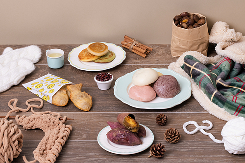 Various types of delicious winter snacks such as sweet potato, bungeoppang, hotteok, pancake, chestnut, etc.