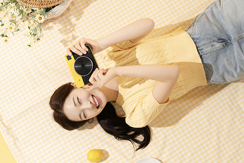 A woman in her 20s who plays a mat and enjoys a picnic